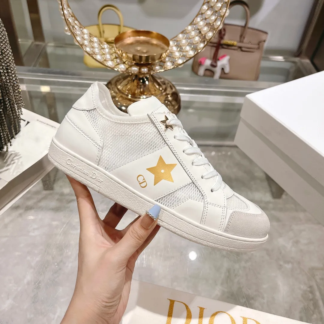 👟👟Ex-factory price 560👟👟Dior2024 new white shoes, Dior Dior Star women's sports shoes, very light summer white shoes. The upper is carefully made of imported suede, decorated with tonal suede panels, metal stars decorate the lace eyelets, and breathable mesh inside. The upper is punched and designed not to stuffy the feet. It is equipped with Christian Dior logo and thin soles. The thick sole is suitable for all seasons! Size: 35-41 (40 and 41 are customized and cannot be returned or exchanged)